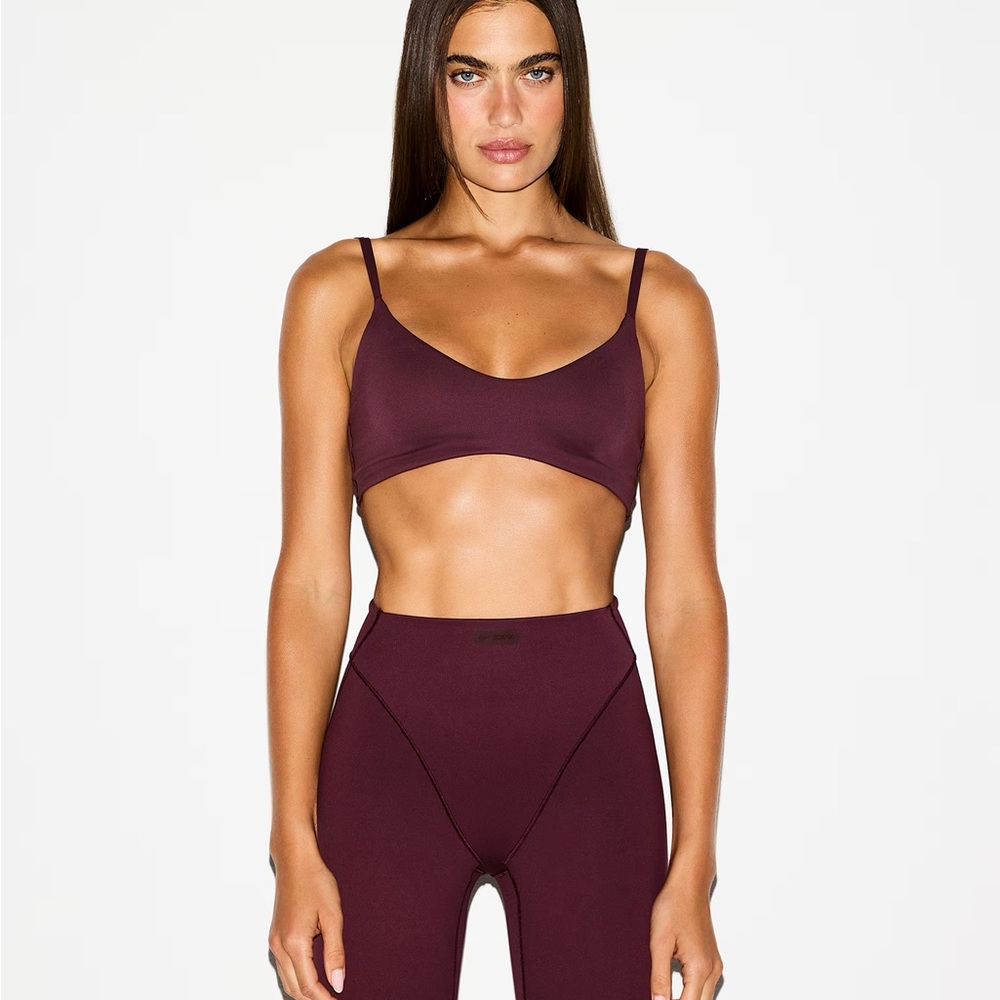 SKIMS x Nike Micro Scoop Bra
- NWT
- Size XS
- color: currant (maroon/burgundy)